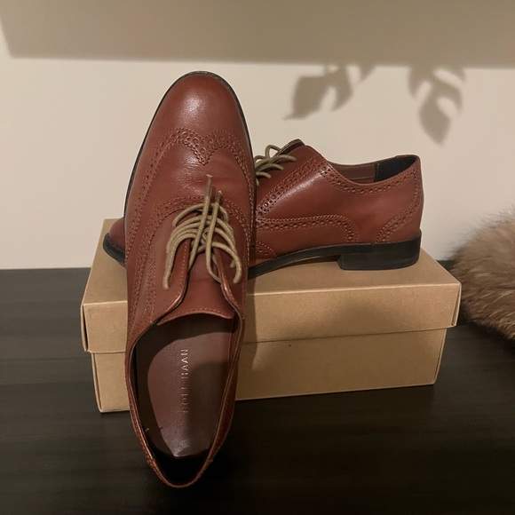 Cole Haan Women’s Tan Oxford Shoes - Picture 2 of 4